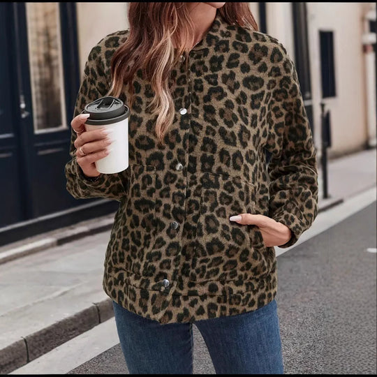 Damen Kurz geschnittene Kuscheljacke im Leo-Fleece mit Stehkragen und Druckknöpfen Nord Taschen