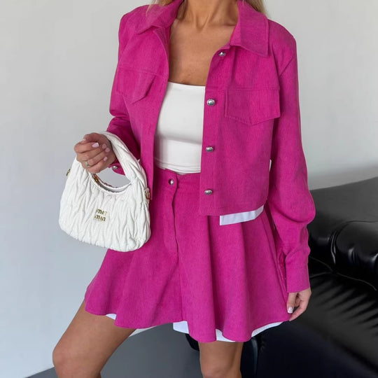 Damen kurzes Cordjacken- und Faltenrock-Set mit taillenhohem Faltenrock und cropped Hemdjacke Nord Taschen