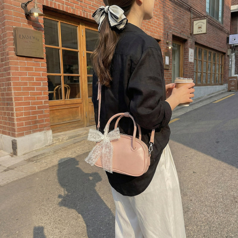 Damen elegante Handtasche mit verspieltem Spitzenanhänger Nord Taschen