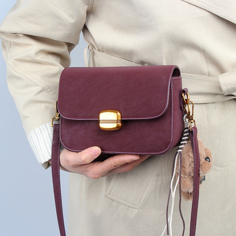 Damen Elegante Umhängetasche mit dekorativem Anhänger Nord Taschen
