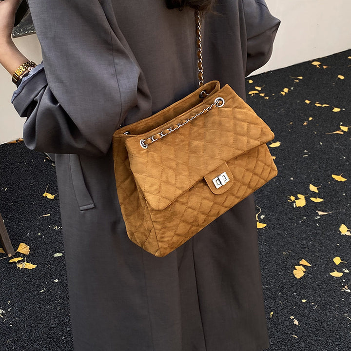 Damen Hobo-Tasche aus strukturiertem Veloursleder mit elegantem Metallverschluss Nord Taschen