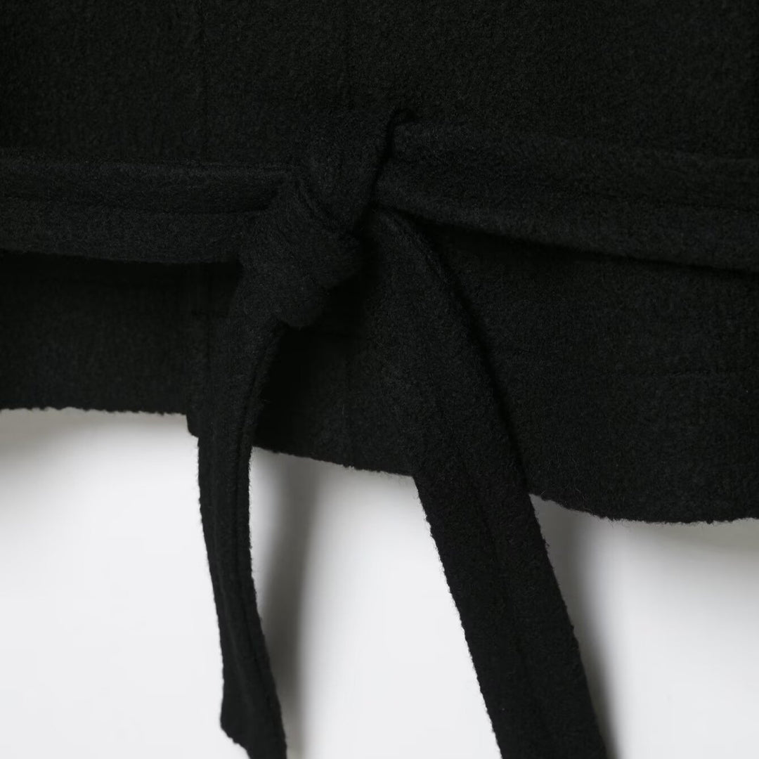Damen Kurze Duffle-Capejacke mit Stehkragen, Knebelverschlüssen und Taillengürtel Nord Taschen