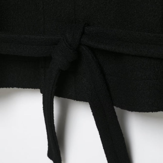 Damen Kurze Duffle-Capejacke mit Stehkragen, Knebelverschlüssen und Taillengürtel Nord Taschen