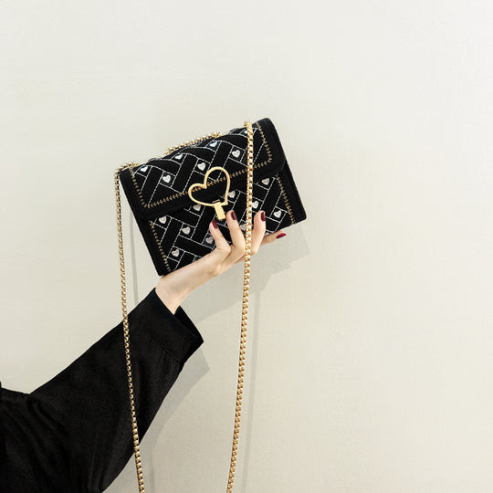 Damen Clutch mit elegantem Herzverschluss und verzierter Kette Nord Taschen