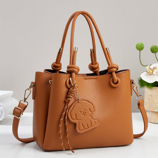 Damen Handtasche mit eleganten Details und abnehmbarer Quastenanhänger Nord Taschen