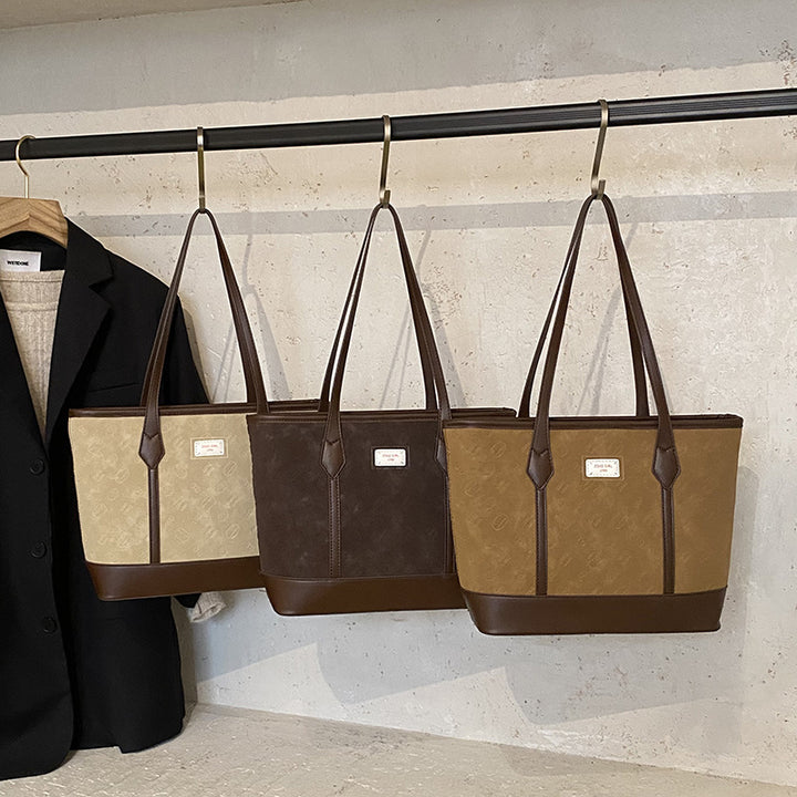 Damen modische Freizeittasche mit verspieltem Plüschanhänger Nord Taschen