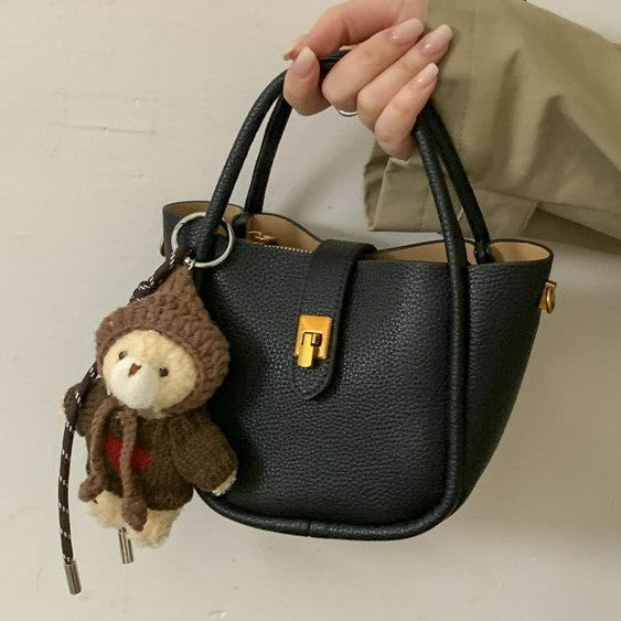 Damen Umhängetasche mit charmantem Kuscheltieranhänger Nord Taschen
