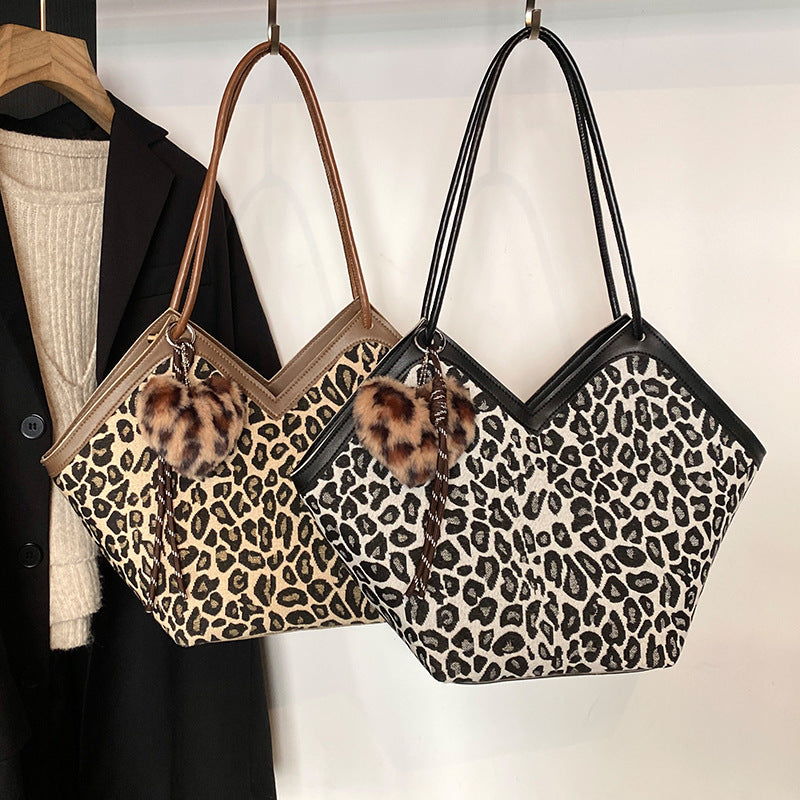 Damen Hobo-Tasche mit elegantem Leopardenmuster und praktischem Plüschanhänger Nord Taschen