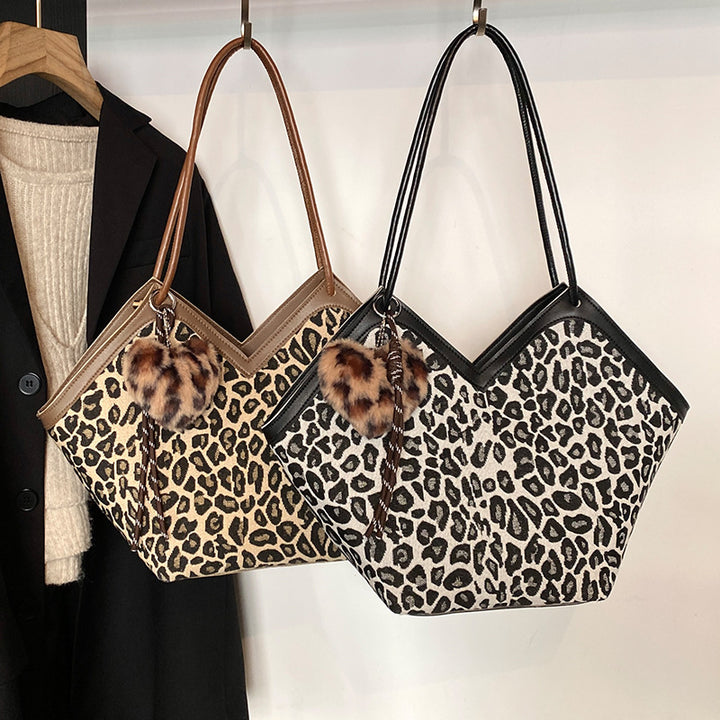 Damen Hobo-Tasche mit elegantem Leopardenmuster und praktischem Plüschanhänger Nord Taschen