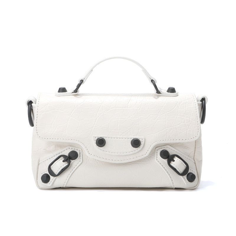 Damen elegante Umhängetasche mit metallischem Finish und praktischen Details Nord Taschen