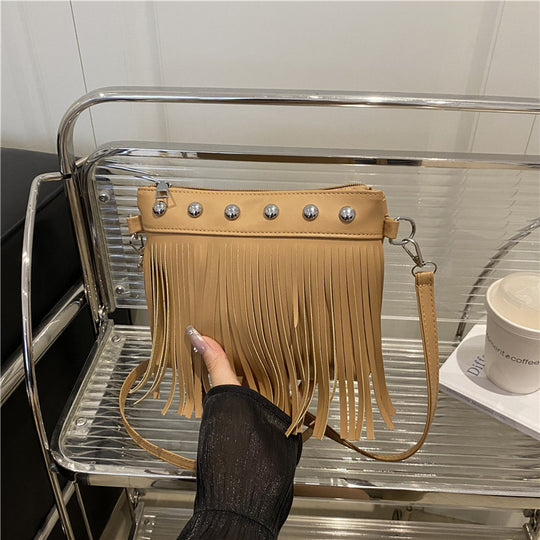 Damen Umhängetasche mit fransigem Design und eleganten Metallakzenten Nord Taschen