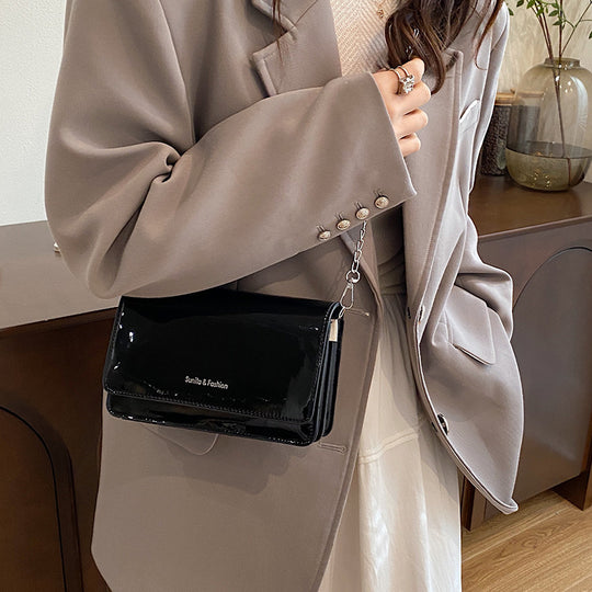 Damen elegante Umhängetasche mit schimmerndem Finish und praktischen Kettenriemen Nord Taschen