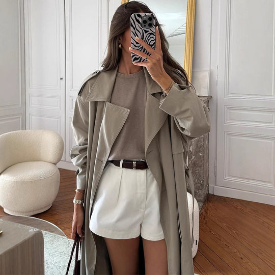 Damen Oversize Trenchcoat aus leichtem Gabardine mit Schulterklappen und Wasserfallkragen Nord Taschen