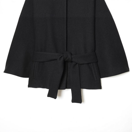Damen Cape-Mantel mit Stehkragen, Bindegürtel und dekorativen Zierknöpfen Nord Taschen