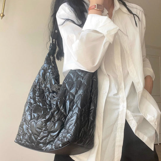 Damen Hobo-Tasche mit glänzender Oberfläche und herzförmigem Steppmuster Nord Taschen