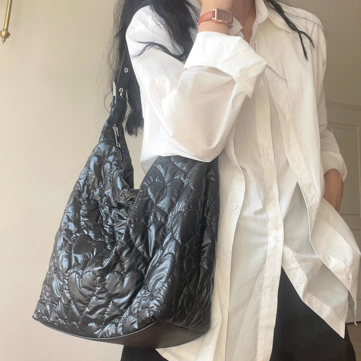Damen Hobo-Tasche mit glänzender Oberfläche und herzförmigem Steppmuster Nord Taschen