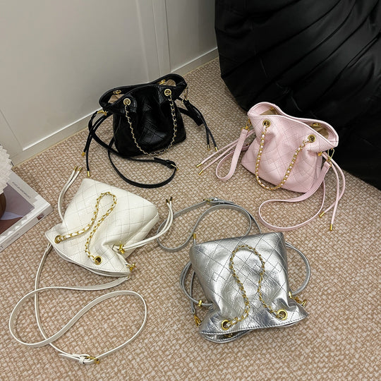Damen Hobo-Tasche mit elegantem Kettenakzent und strukturierter Oberfläche Nord Taschen