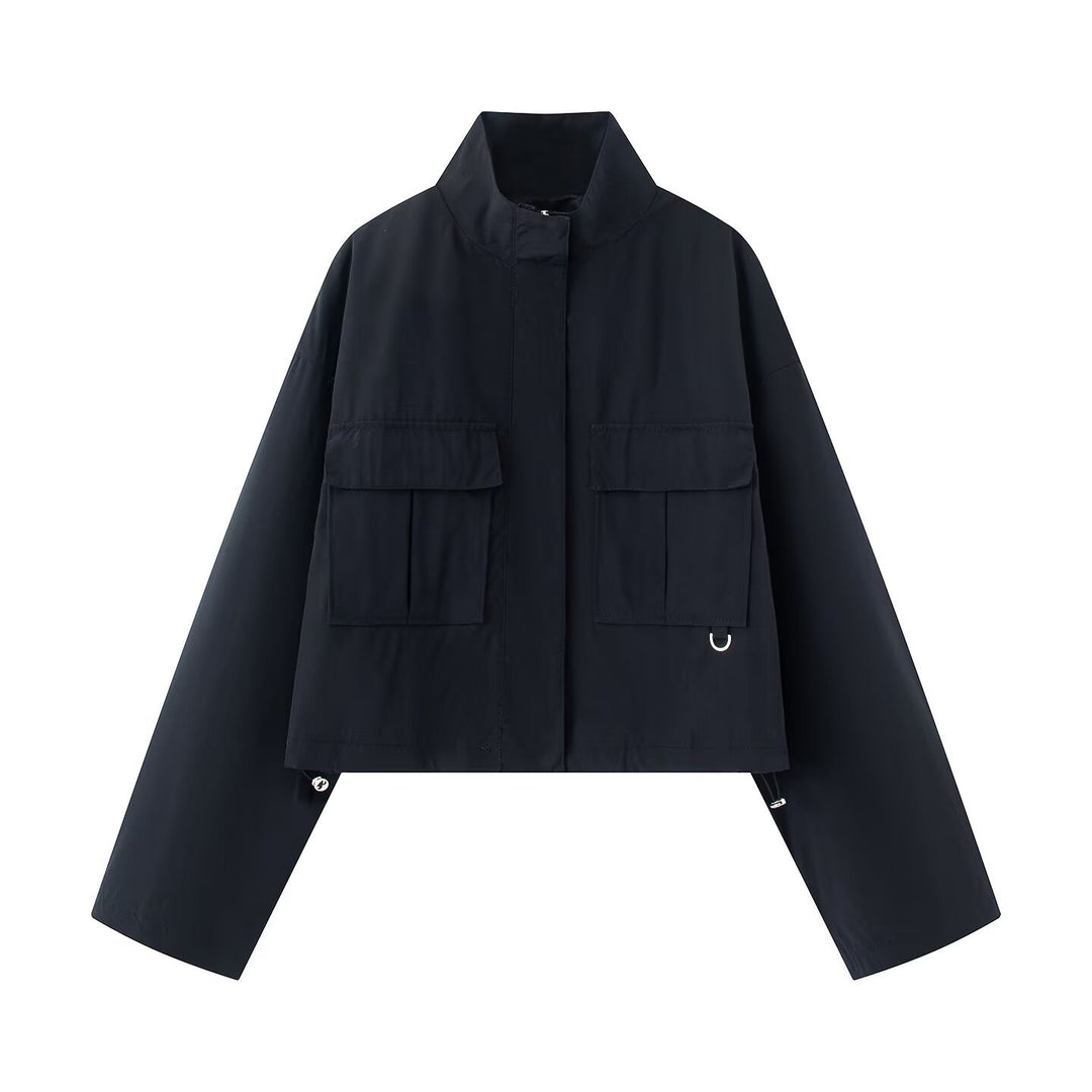 Damen Kurze Boxy-Utility-Jacke mit hohem Funnelkragen, großen Pattentaschen und Kordelzug Nord Taschen