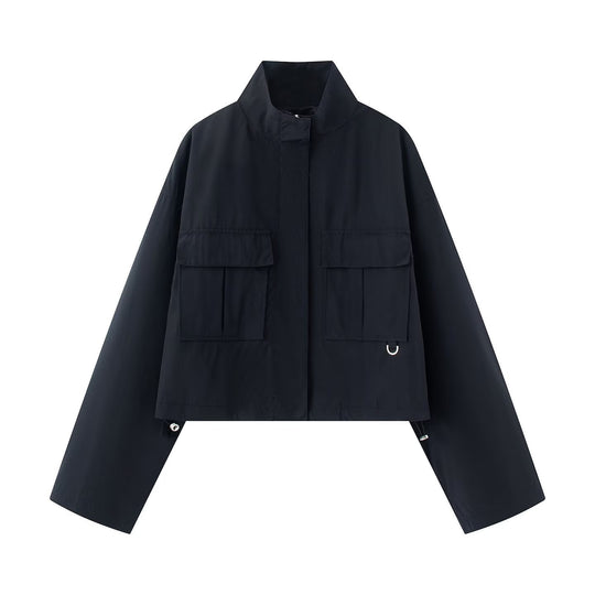 Damen Kurze Boxy-Utility-Jacke mit hohem Funnelkragen, großen Pattentaschen und Kordelzug Nord Taschen