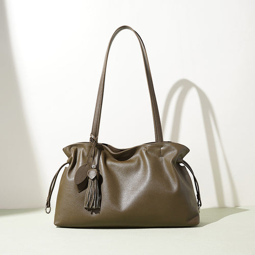 Damen Handtasche aus hochwertigem Kunstleder mit auffälligem Quastenanhänger Nord Taschen