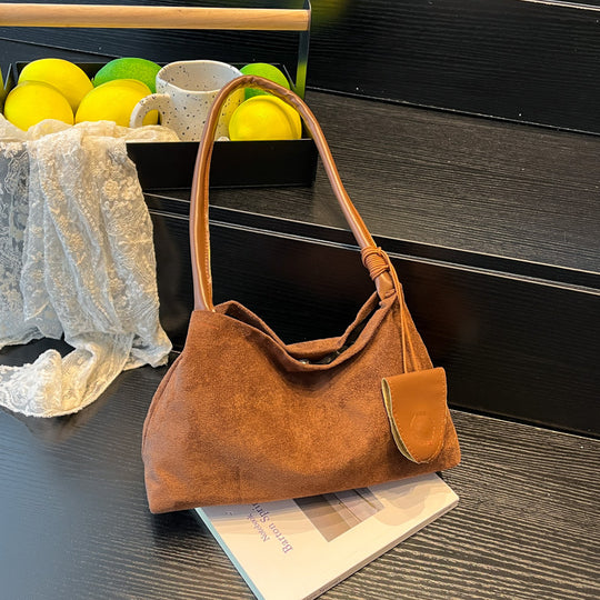 Damen Schultertasche aus weichem Wildleder mit abnehmbarem Anhänger Nord Taschen