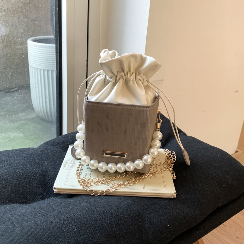 Damen stilvolle Mini-Handtasche mit Kordelzug und Perlenakzent Nord Taschen