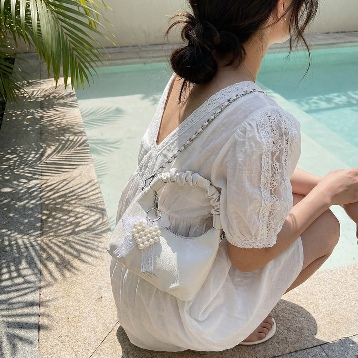 Damen Mini-Handtasche mit voluminösem Rüschendesign und trendy Anhängern Nord Taschen