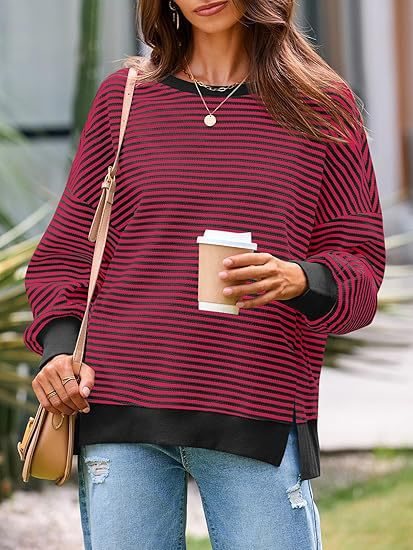Damen Gestreifter Oversize-Sweater mit Rundhalsausschnitt und Seitenschlitzen Nord Taschen