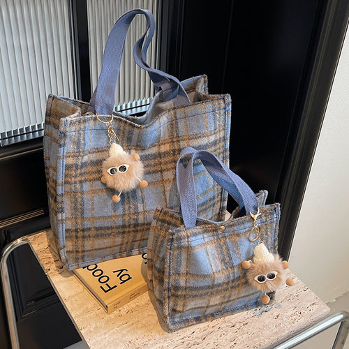 Damen Jute-Shopper Tasche mit stylisierten Karomuster und süßem Plüschanhänger Nord Taschen