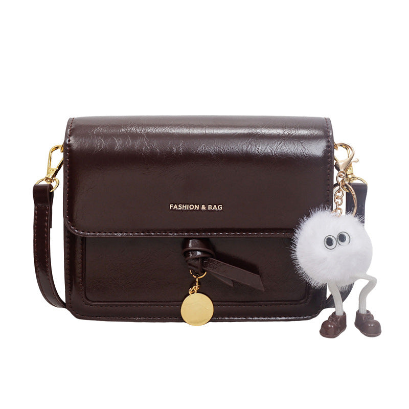 Damen Umhängetasche mit verspieltem Anhänger und elegantem Design Nord Taschen