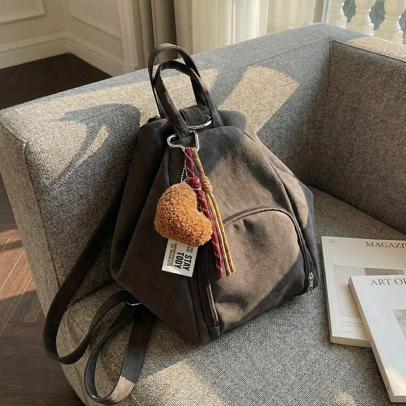Damen Hobo-Tasche aus weichem Wildleder mit charmantem Anhänger Nord Taschen