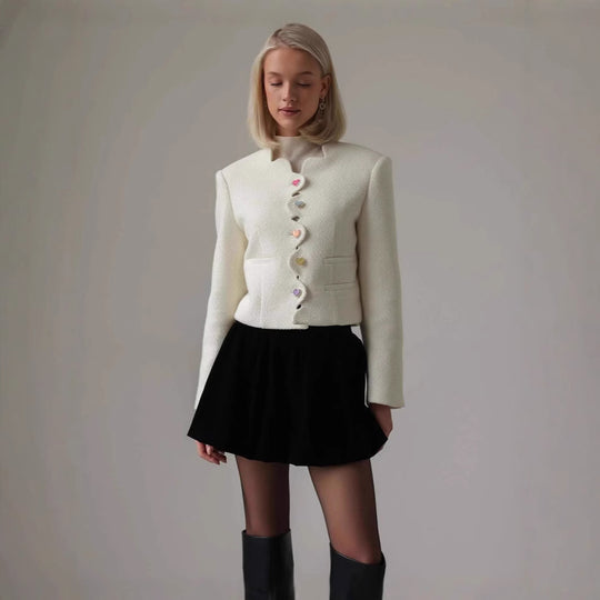 Damen Taillierter Bouclé-Kurzblazer mit geschwungener Knopfleiste und Herzknöpfen Nord Taschen