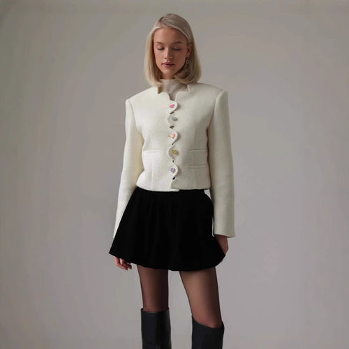 Damen Taillierter Bouclé-Kurzblazer mit geschwungener Knopfleiste und Herzknöpfen Nord Taschen