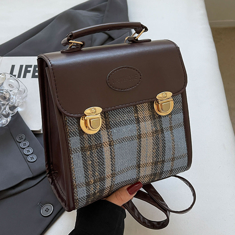 Damen Umhängetasche mit eleganter Karostruktur und hochwertigen Metallelementen Nord Taschen
