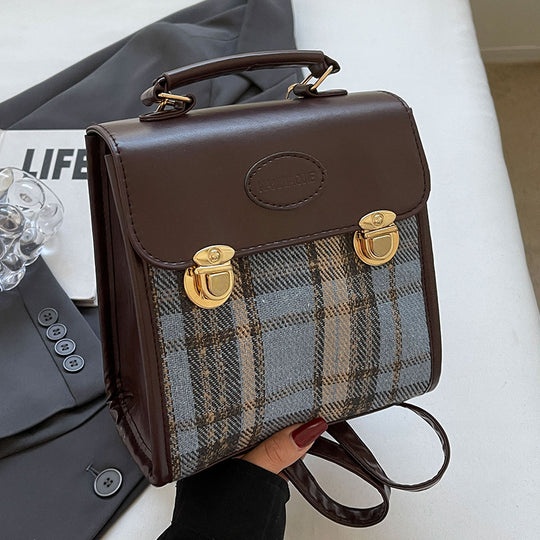 Damen Umhängetasche mit eleganter Karostruktur und hochwertigen Metallelementen Nord Taschen