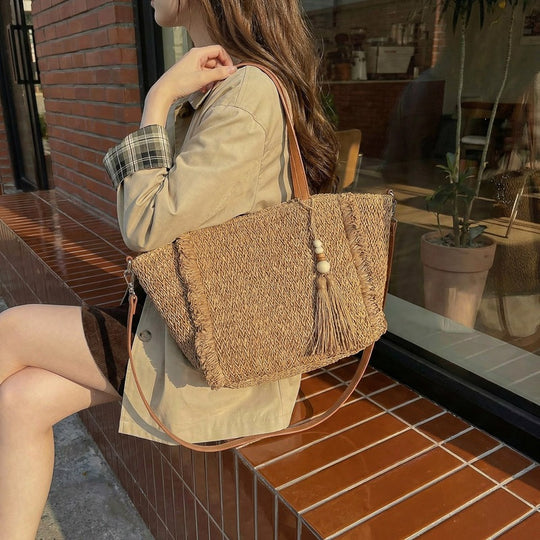 Damenhandtasche aus gewebtem Naturmaterial mit fransenartiger Dekoration Nord Taschen