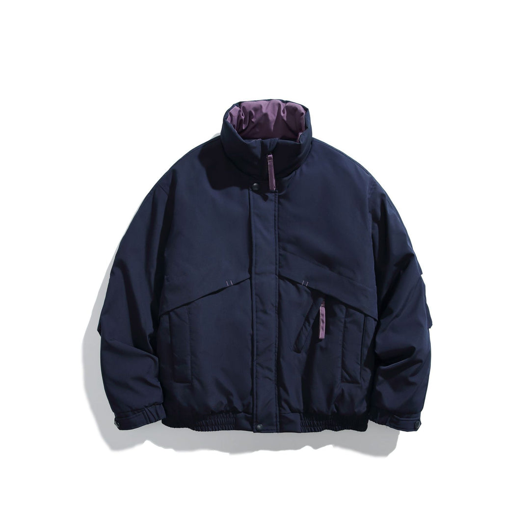 Unisex Kurz geschnittene wattierte Boxy‑Bomberjacke mit hohem Stehkragen und diagonalen Pattentaschen Nord Taschen