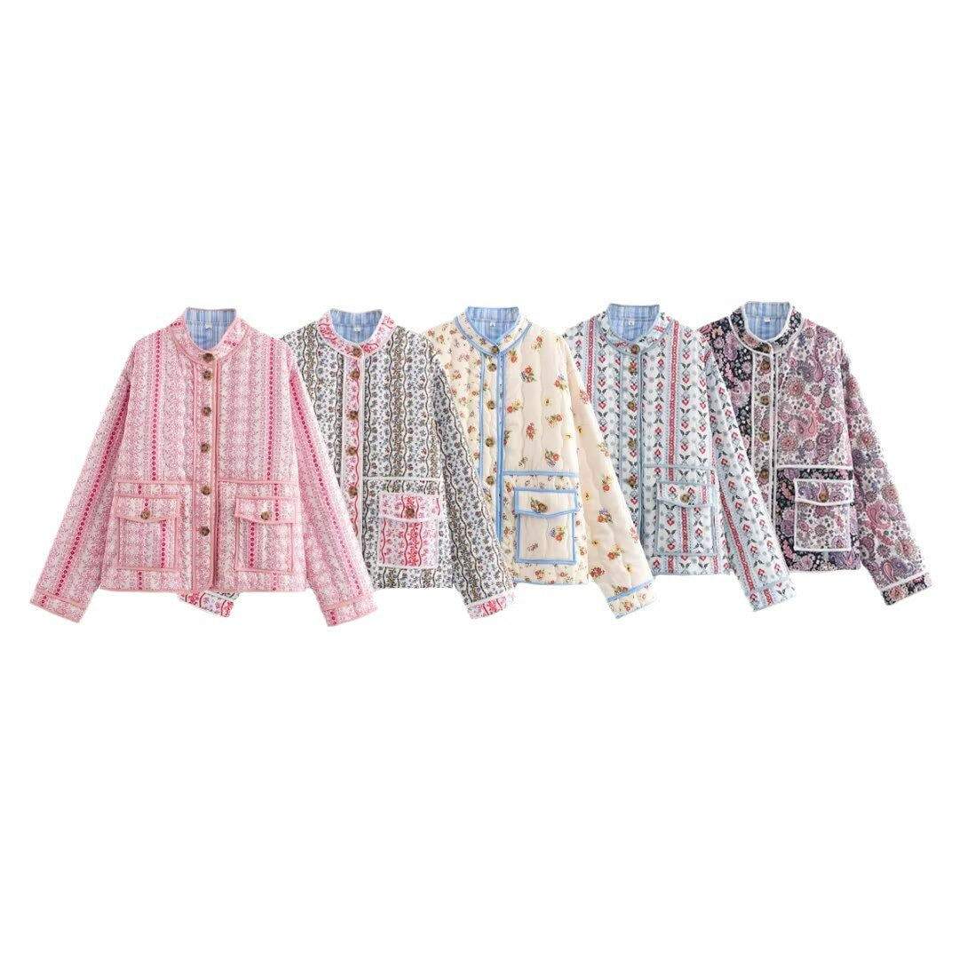 Damen gesteppte Kurzjacke mit Stehkragen, aufgesetzten Taschen und feinem Ethno‑Print Nord Taschen
