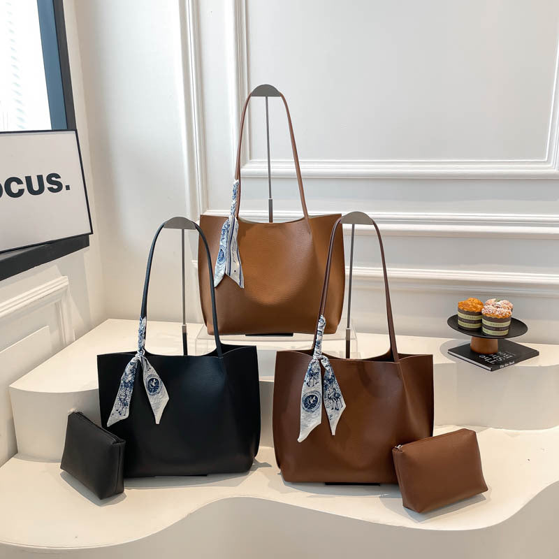 Damen elegante Tragetasche mit geschmeidiger Lederstruktur und modischem Schal Nord Taschen