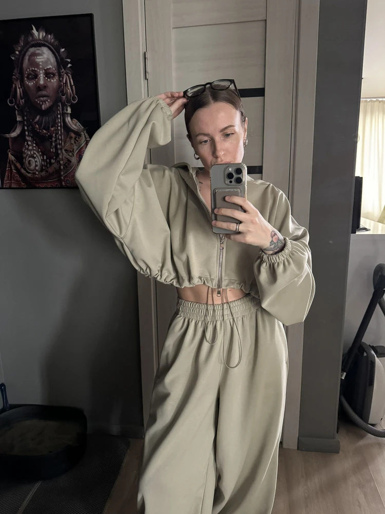 Damen kurz geschnittene Kapuzenjacke mit Kordelzug und weite Loungehose mit hohem Bund Nord Taschen