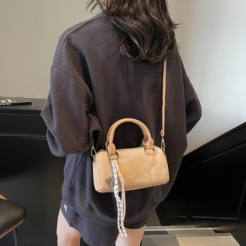 Damen elegante Umhängetasche mit abnehmbarem Schulterriemen und modischem Anhänger Nord Taschen