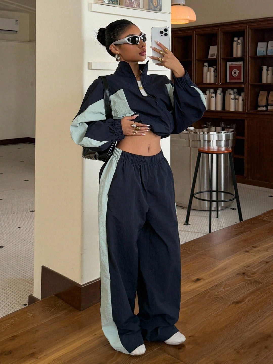 Damen Cropped-Trainingsjacke und hochgeschnittene Breitbein-Jogginghose im Set Nord Taschen