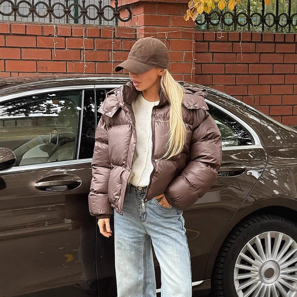 Damen Kurz geschnittene glänzende Steppjacke mit hohem Stehkragen und Druckknopfleisten Nord Taschen