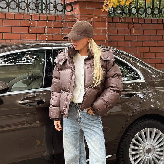 Damen Kurz geschnittene glänzende Steppjacke mit hohem Stehkragen und Druckknopfleisten Nord Taschen