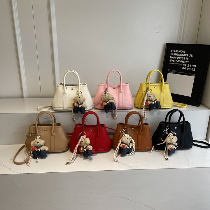Damenhandtasche mit verspieltem Design und charmantem Plüschanhänger Nord Taschen