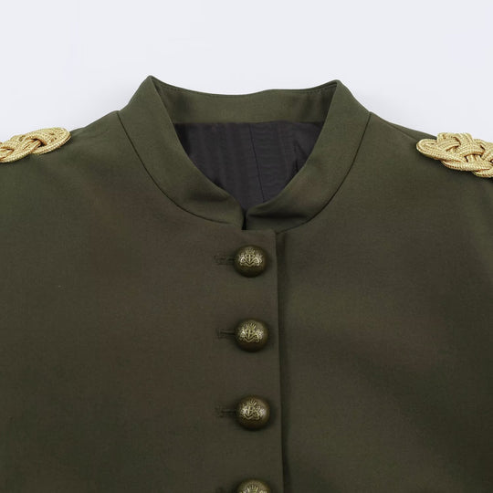 Damen Kurzer Militärblazer mit Stehkragen, goldverzierten Epauletten und dekorativen Knoten Nord Taschen