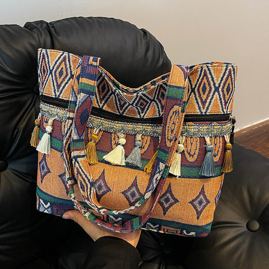 Damen Umhängetasche mit modernem Ethno-Muster und verspielten Quasten Nord Taschen