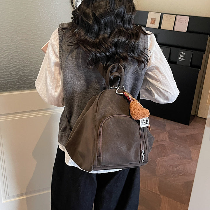 Damen Hobo-Tasche aus weichem Wildleder mit charmantem Anhänger Nord Taschen