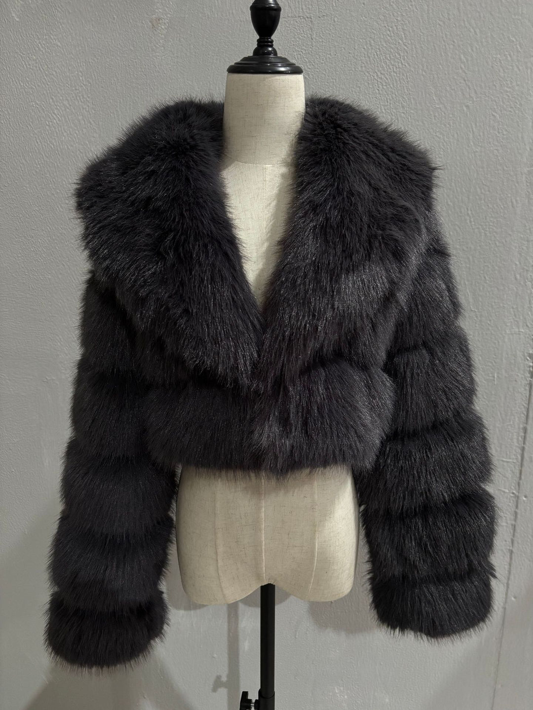 Damen Kurz geschnittene Kunstpelz‑Bolerojacke mit voluminösem Schalkragen Nord Taschen