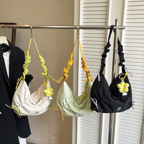 Damen lässige Beuteltasche mit verstellbarem Tragegurt und buntem Blumendetail Nord Taschen